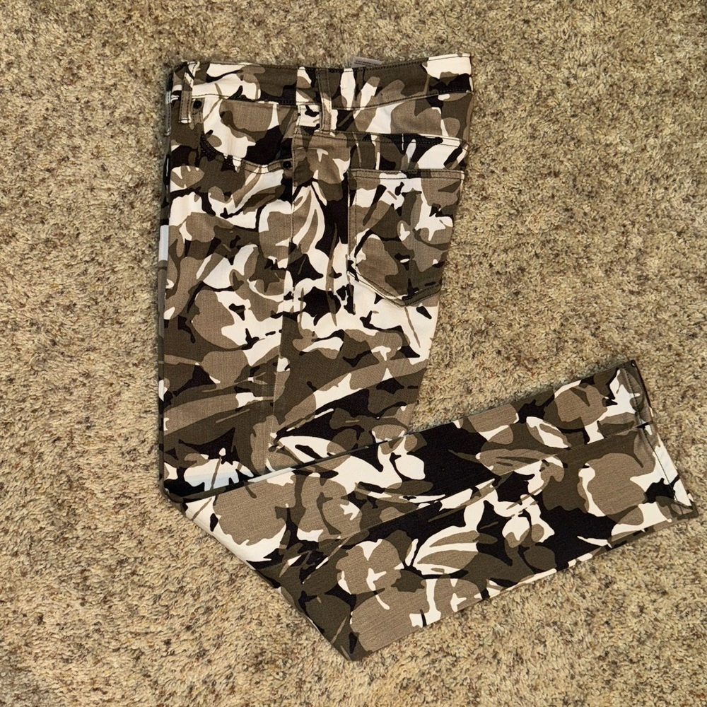 Chico's GF So Slimming Slim Leg Ankle Jeans, Camo pattern  Size Chico's 00R/2R